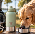 Hond drinkt uit het bakje van de drinkfles